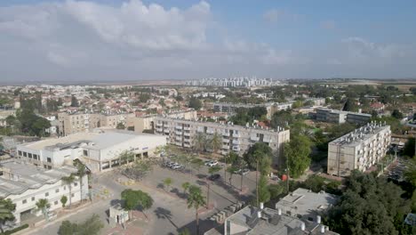 Toma-Aérea-Sobre-La-Cultura-Mantion-En-La-Ciudad-De-Netivot,-Israel