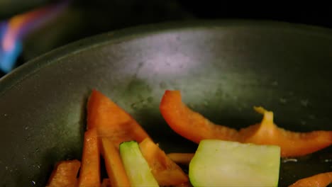 dolly hacia atrás de verduras frescas en sartén caliente