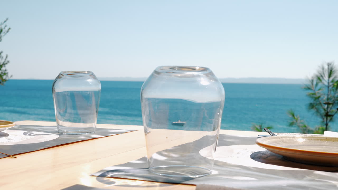 바다를 내려다보는 카페에서