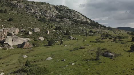 vista aérea de las montañas y campos antes de llegar al lago bulloses, en la cerdanya, catalunya 4k