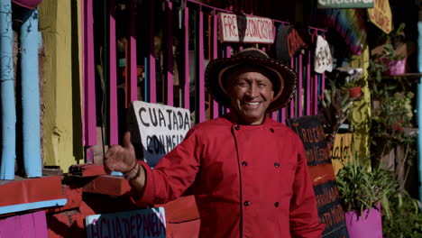 hombre feliz posando al aire libre