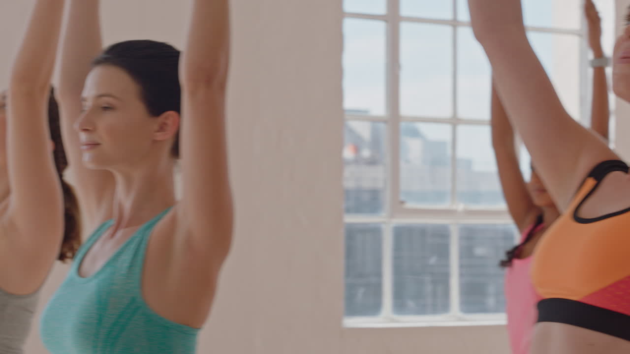 clase de yoga de jóvenes multirraciales practicando pose de guerrero disfrutando de un estilo de vida saludable haciendo ejercicio en una postura de entrenamiento de gimnasio