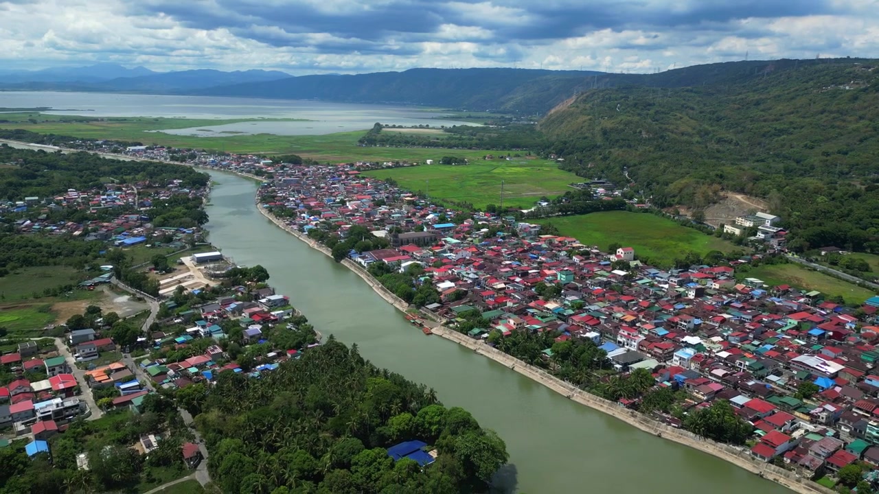 Cảnh quay trên không điện ảnh về đô thị Lumban thuộc tỉnh Laguna, với các cộng đồng người Philippines, phong cảnh nông thôn và cảnh quan thiên nhiên của miền đông Luzon.
