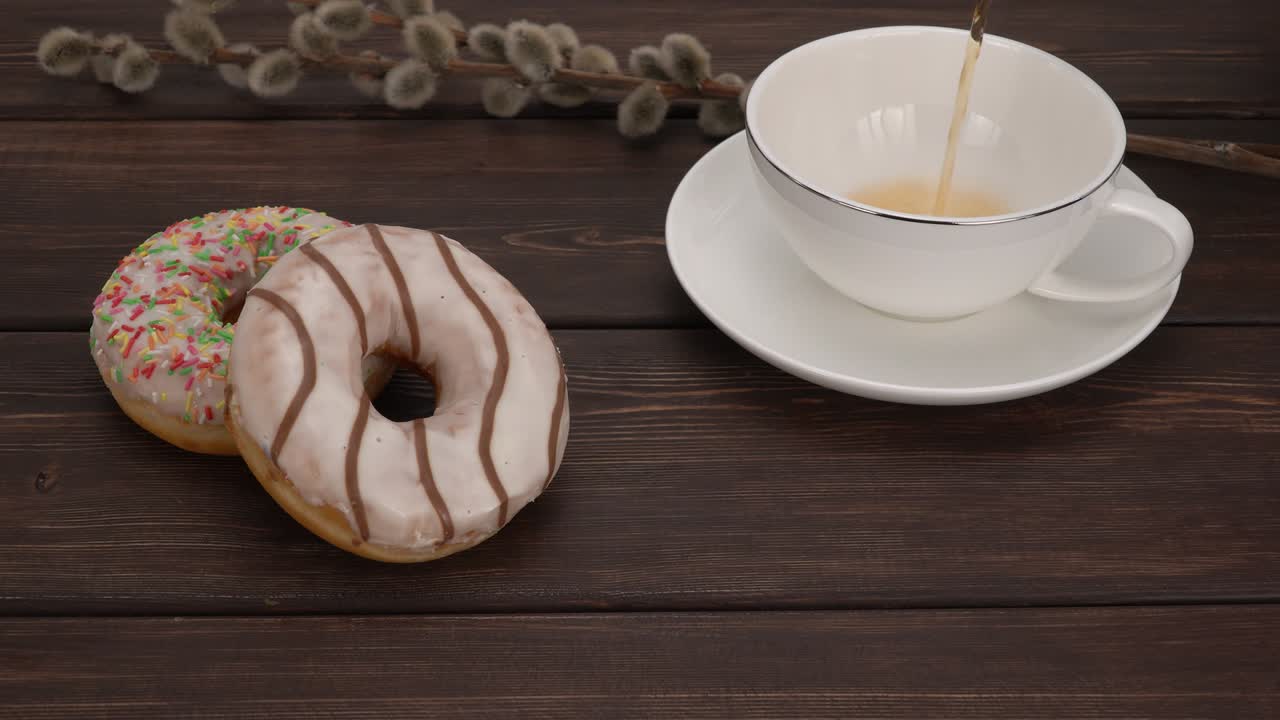 おいしいドーナツと熱いお茶 ドーナツの上にアイス砂糖と明るいスプリングがあります 朝の朝食