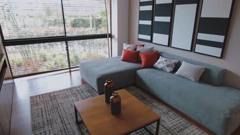 View-of-a-modern,-welcoming-room-tastefully-designed,-flooded-with-natural-light