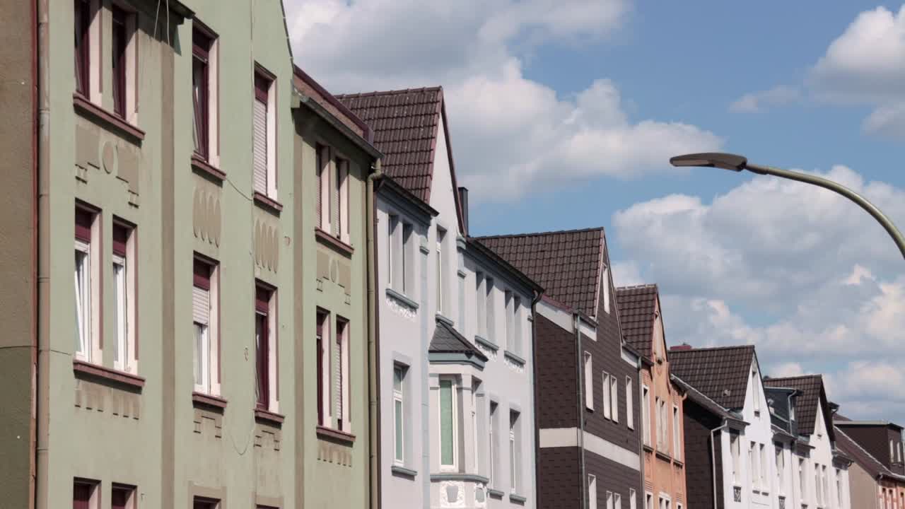 일반 유럽 아파트 건물, 햇볕이 잘 드는 설정 샷, 낮은 각도 정적