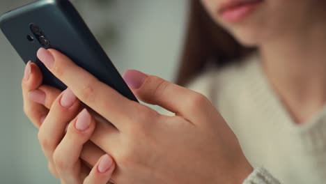 Cerca-De-Una-Adolescente-Caucásica-Navegando-Por-Teléfono-En-Su-Habitación