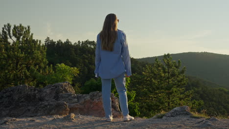 Woman-Standing,-Fashion,-outdoors,-nature