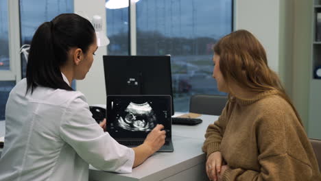 el médico explica el sonograma