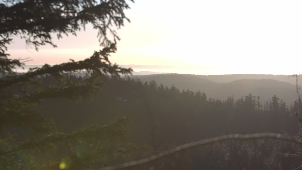 멀리 풍차가 있는 아름다운 산층 위로 일출 - 슬로모