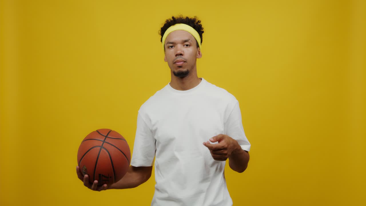 hombre driblando baloncesto