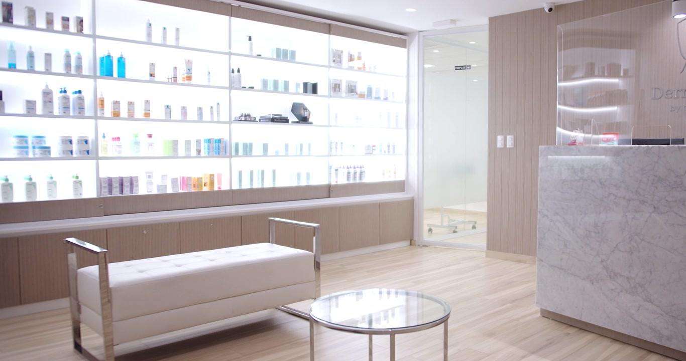 Fantastisk stativ-slowmotion-optagelse af et venteværelse på en dermatologiklinik med apoteks hudplejeprodukter.