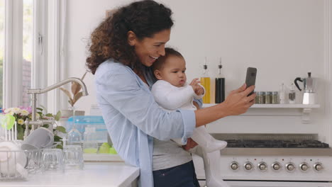 madre y bebé felices chateando por video usando un teléfono inteligente madre sosteniendo a su bebé disfrutando de la tecnología móvil compartiendo el estilo de vida de la maternidad con una amiga en las redes sociales