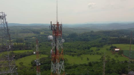 Antenas-De-Comunicación-En-La-Cima-De-La-Colina-Naturaleza-Aérea-Drone-Rasing-Uo