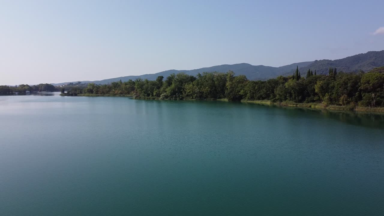 Panoramatický pohled na krásnou krajinu s velkým přírodním jezerem obklopeným stromy ve španělských horách