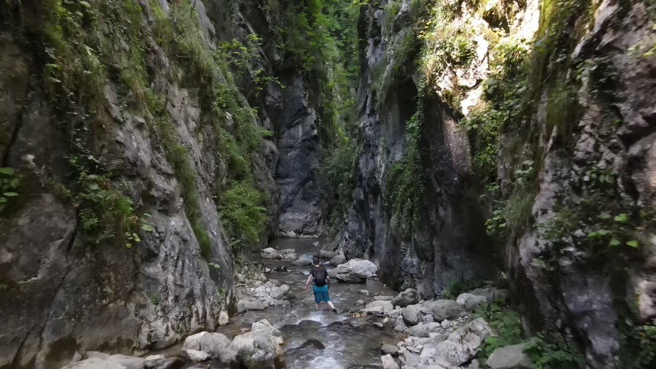 senderismo cañón río aéreo drone