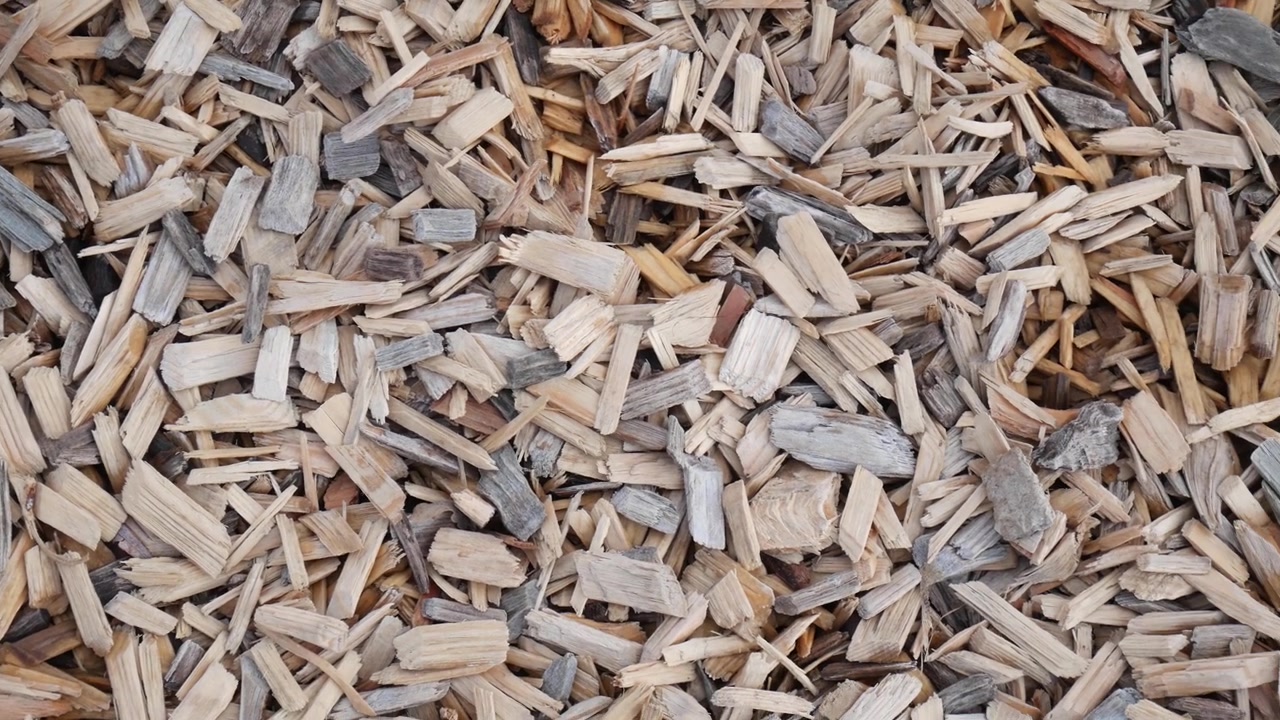 Trucioli di legno a terra, usati nei parchi giochi per bambini invece della sabbia