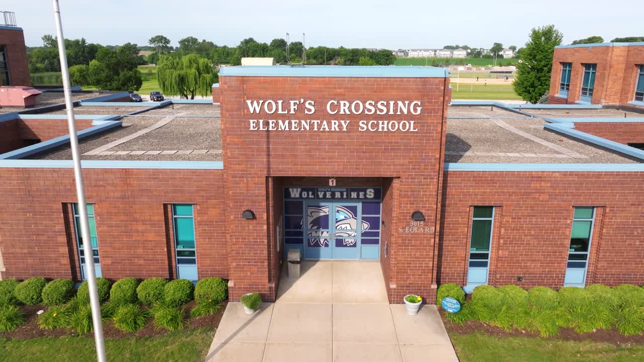 울프스 크로싱 초등학교 외관