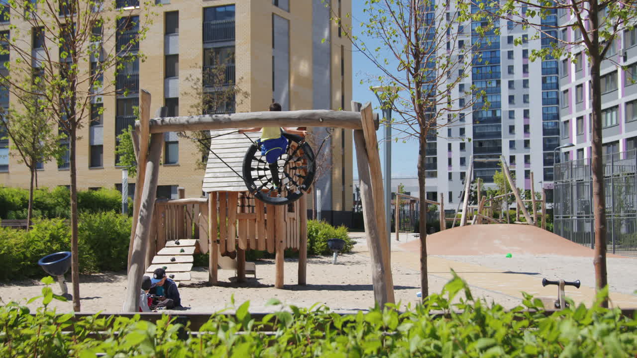 niños jugando en un patio de recreo en una comunidad urbana moderna