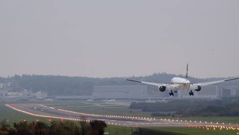 Passagierflugzeug-Landete-Am-Flughafen