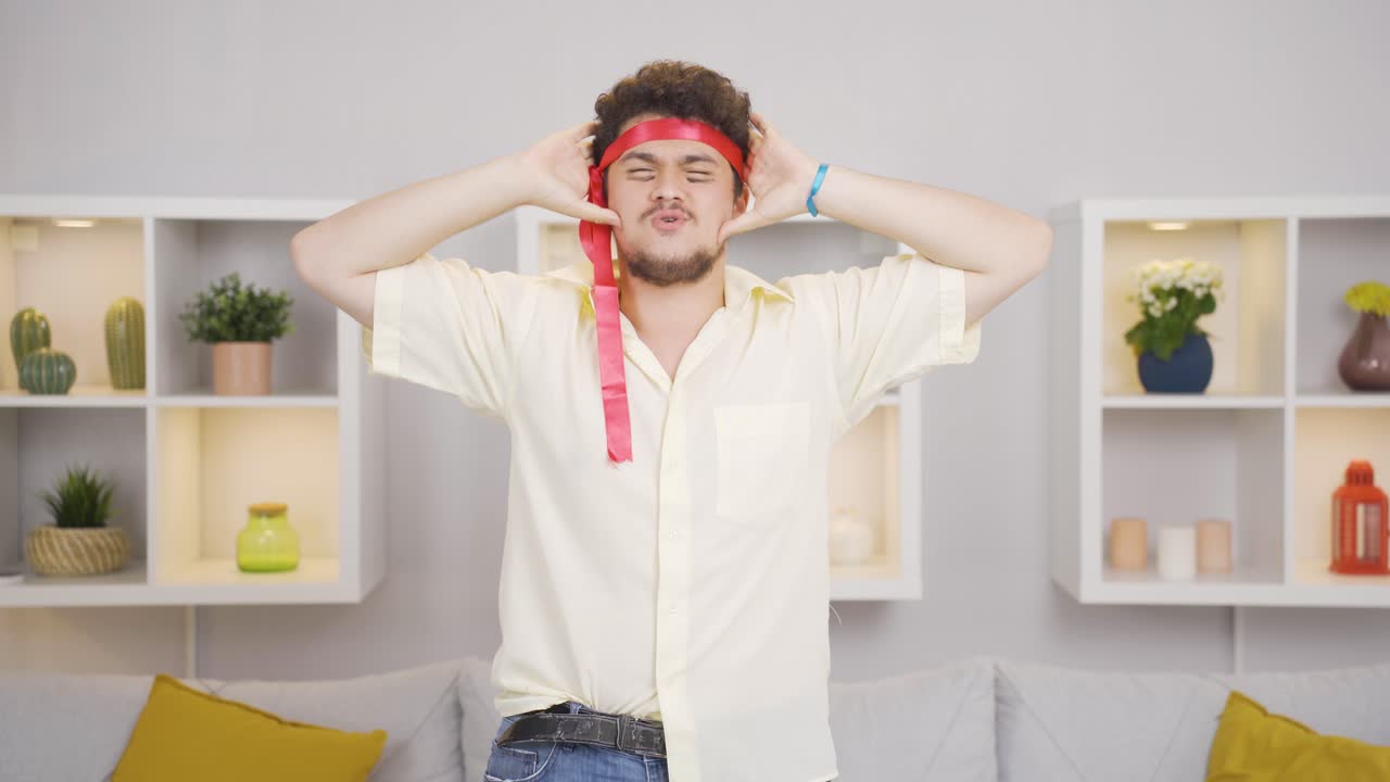 카메라를 바라보는 재미있는 스포츠맨.