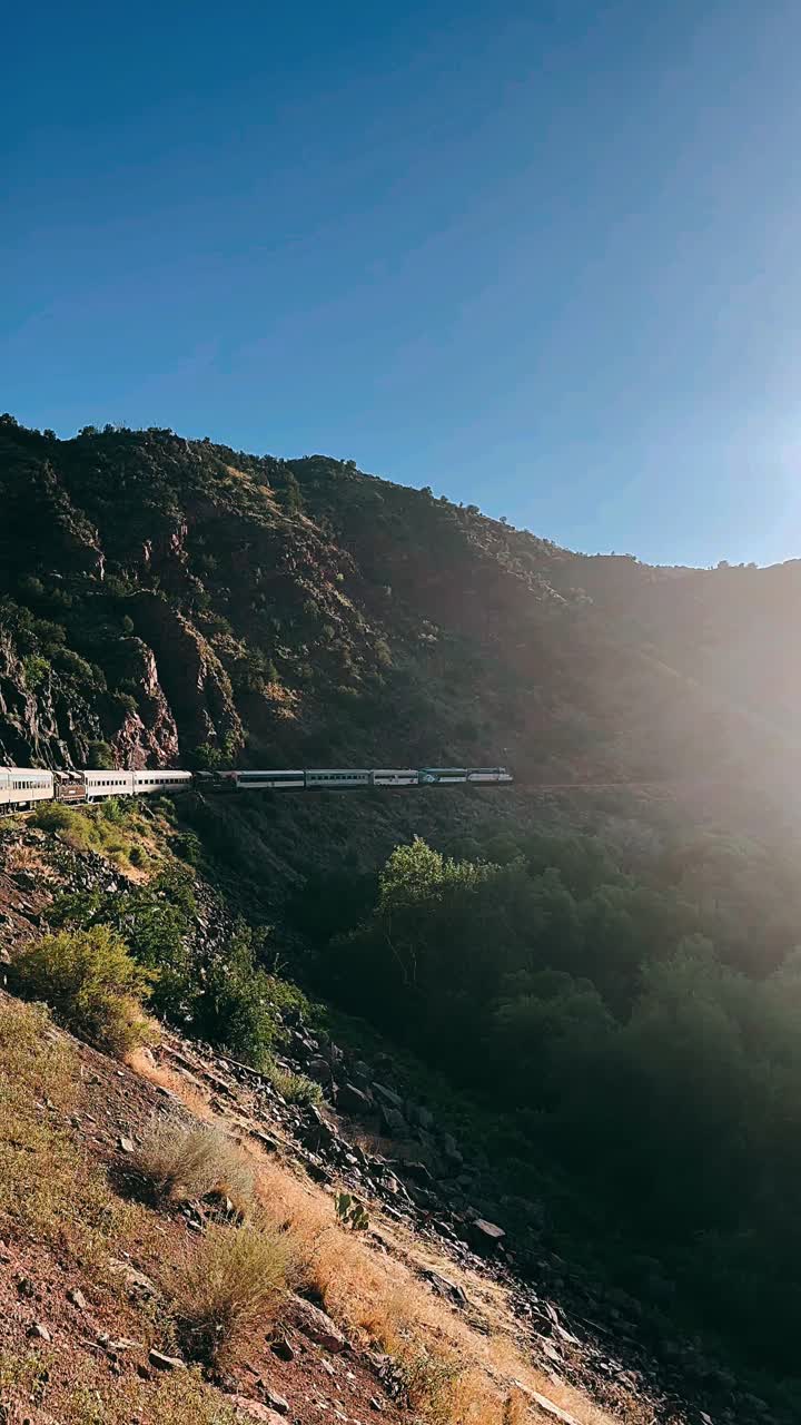 tren viajando a través de terreno montañoso