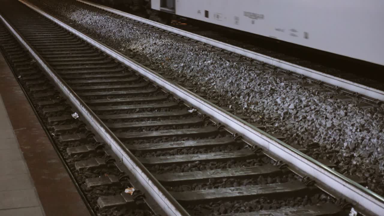 열차가 역에 도착합니다.