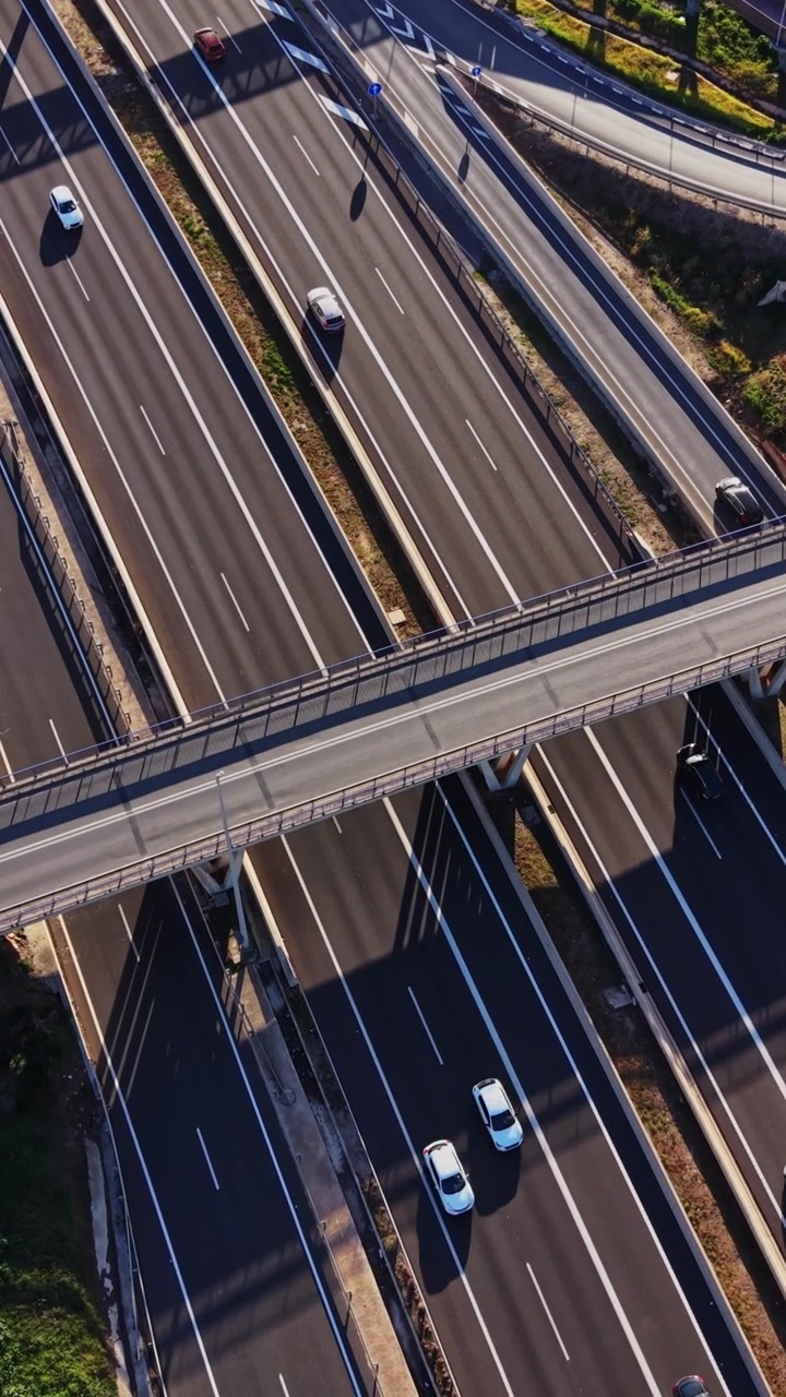 Flusso di traffico sulle autostrade vicino a una città in Spagna durante il giorno