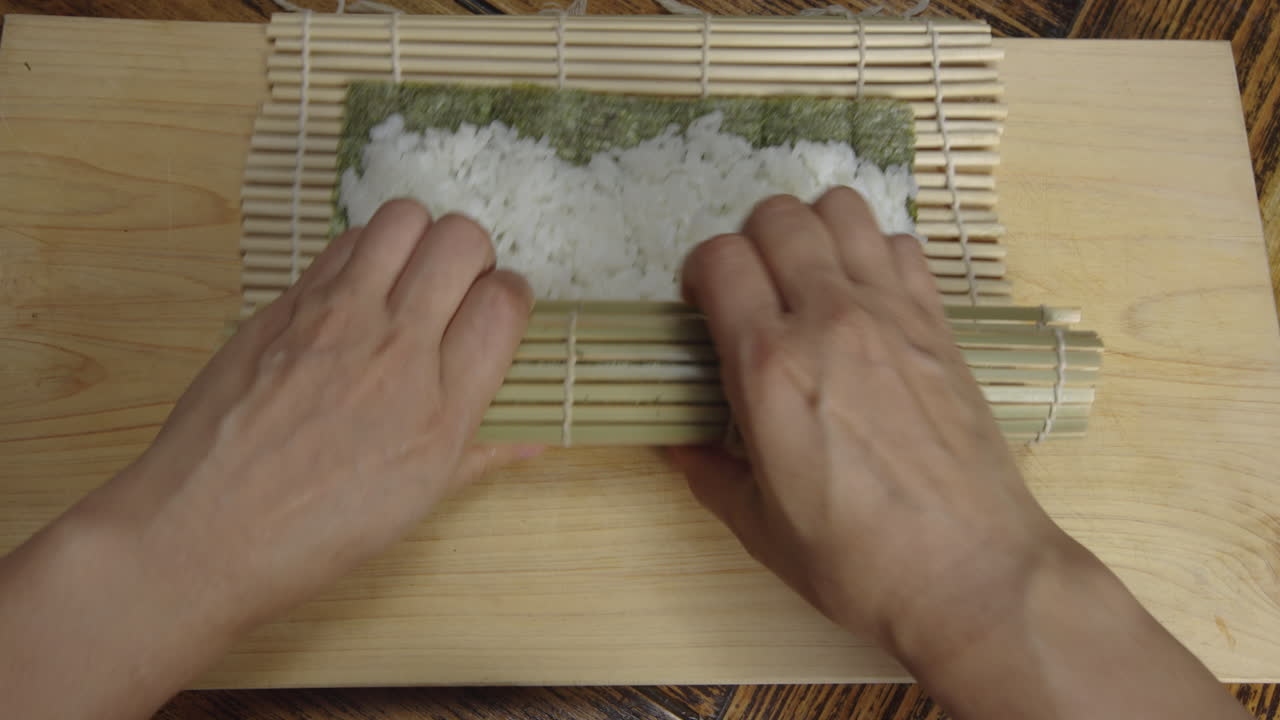 el rollo de sushi de salmón