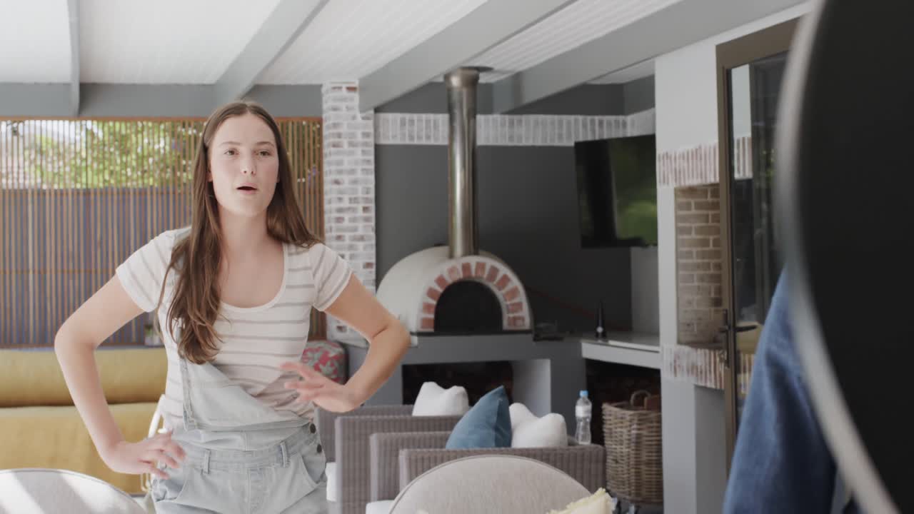 다양한 행복한 십대 여성 친구들이 춤을 추고 슬로모션으로 스마트폰으로 비디오 블로그를 만들고 있습니다.