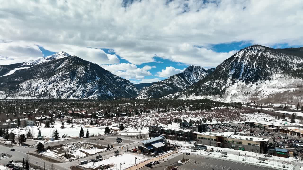 Montagne innevate del Colorado. Ripresa con drone.