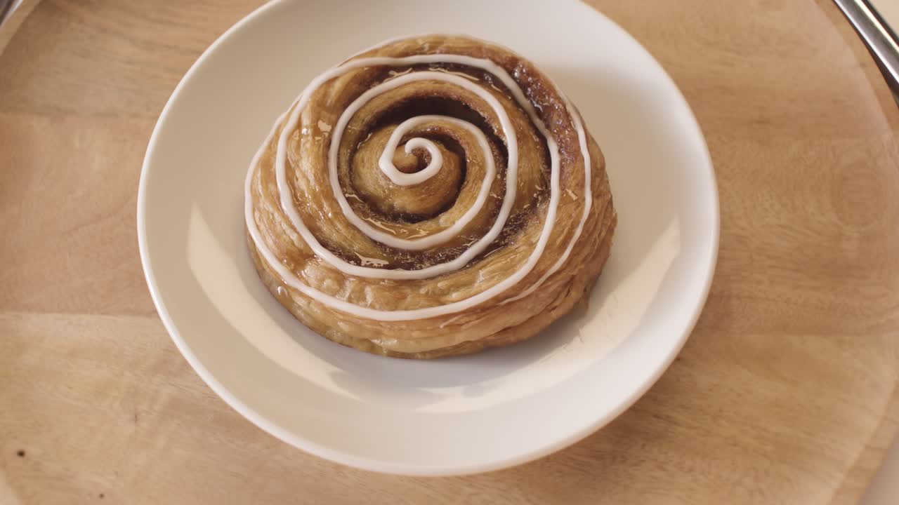 un delicioso rollo de canela en un plato