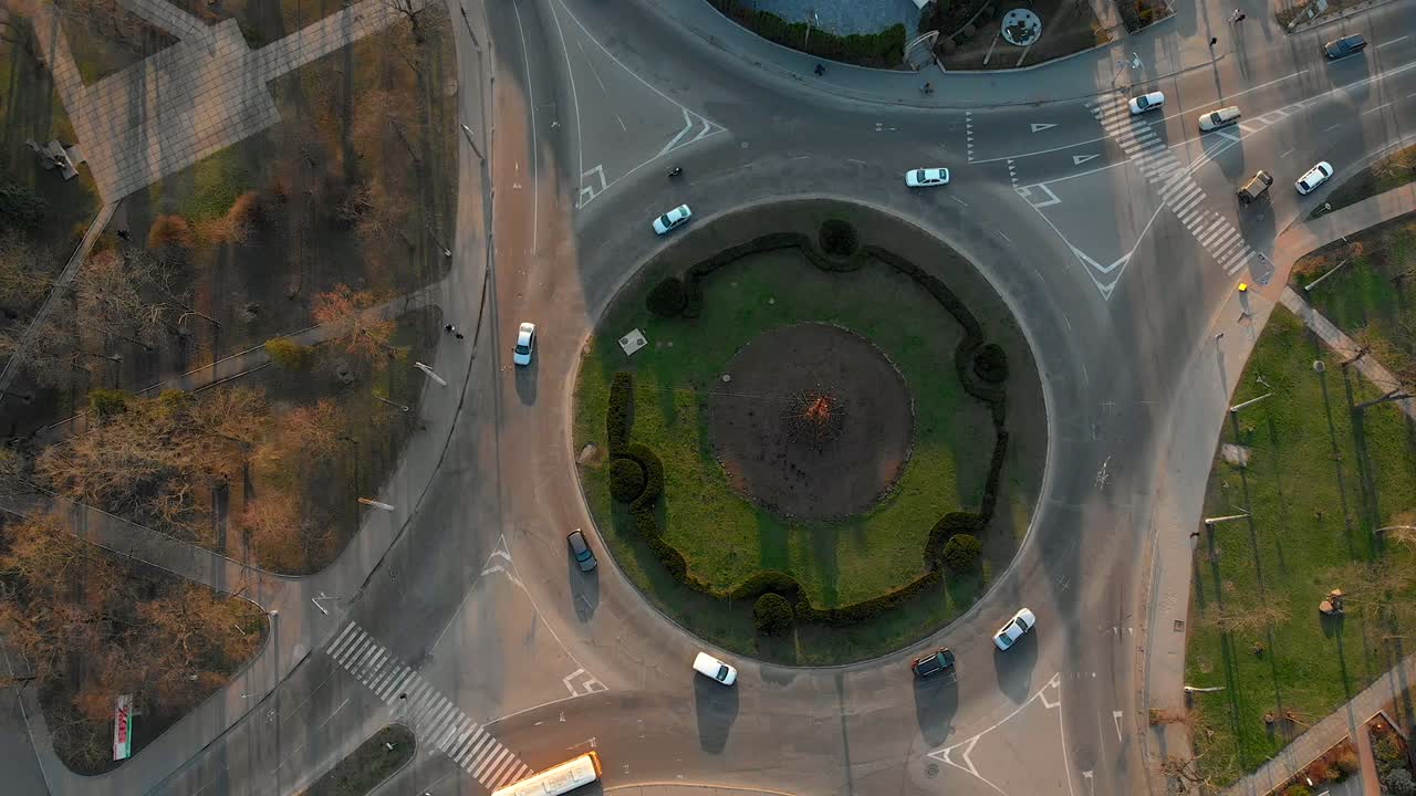 vista aérea de 4k del lapso de tiempo de la carretera de circunvalación con coches circulares.