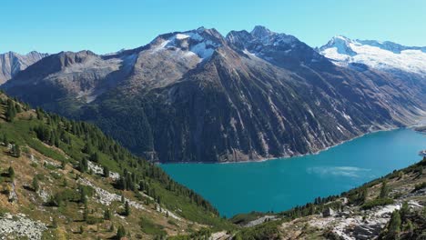 lago de montaña schlegeis en el sendero de olpererhutte en los alpes de zillertal, austria - pan derecha