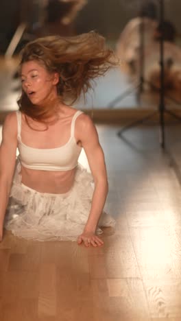 actuación de danza contemporánea en un estudio