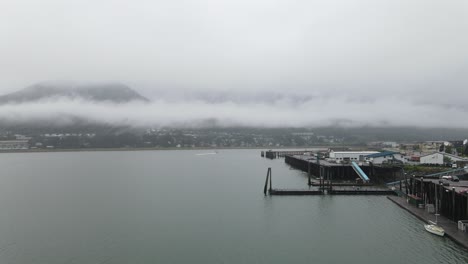 Juneau-Alaska-Con-Puerto-Y-Ciudad-En-Marco-Aéreo