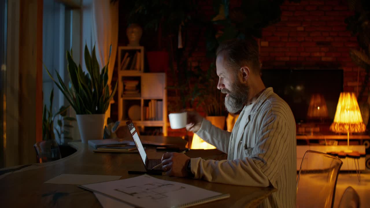 Uomo che lavora al design della casa di notte
