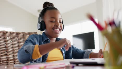 Feliz-Chica-Afroamericana-Inalterada-Usando-Laptop-Y-Auriculares-Para-Clases-En-Línea,-En-Cámara-Lenta