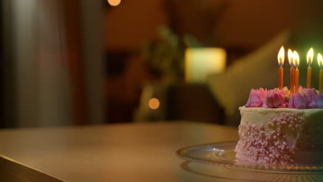 close up de la fiesta de celebración de pastel de cumpleaños decorado con glaseado y velas en la mesa en casa 8