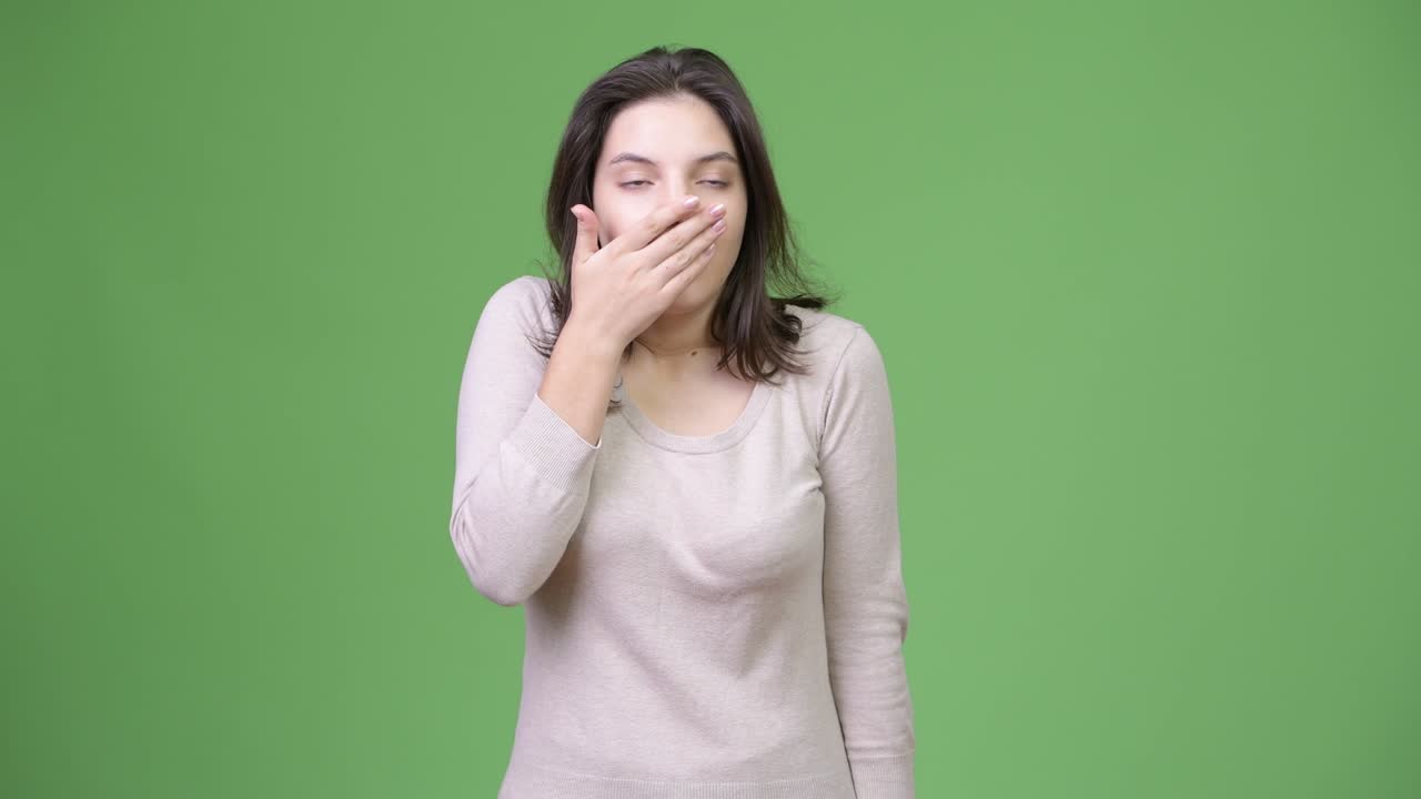Giovane bella donna che si copre la bocca con aria colpevole