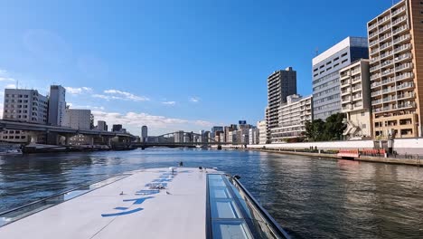 hermosa vista de la orilla del agua en los edificios de gran altura en tokio