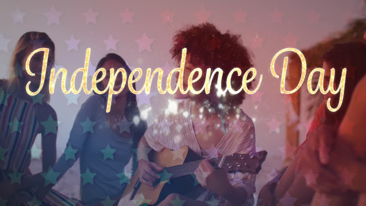 Testo del Giorno dell'Indipendenza e punti luce su sfondo di una donna afroamericana che suona la chitarra in spiaggia