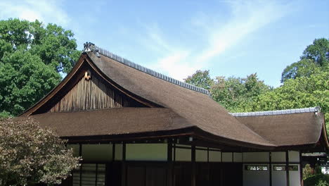 Un-Techo-De-Corteza-Hinoki-En-Una-Casa-Japonesa