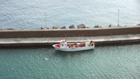 Barco-Pesquero-Italiano-Atracado-En-El-Muelle，isla-De-Lipari,Sicilia,Italia