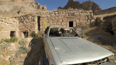 un barrio en ruinas abandonado después de una guerra