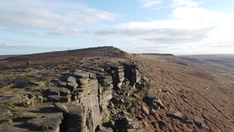 Blick-Auf-Die-Klippen-Im-Peak-District-Im-Winter-Bei-Sonnenuntergang