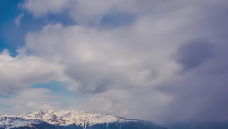 duchas moviéndose con picos montañosos cubiertos de nieve en los alpes