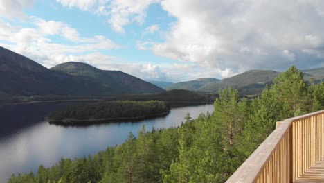 sendero de copas de árboles en el parque de actividades de hamaren justo en el lago fyresvatn en noruega