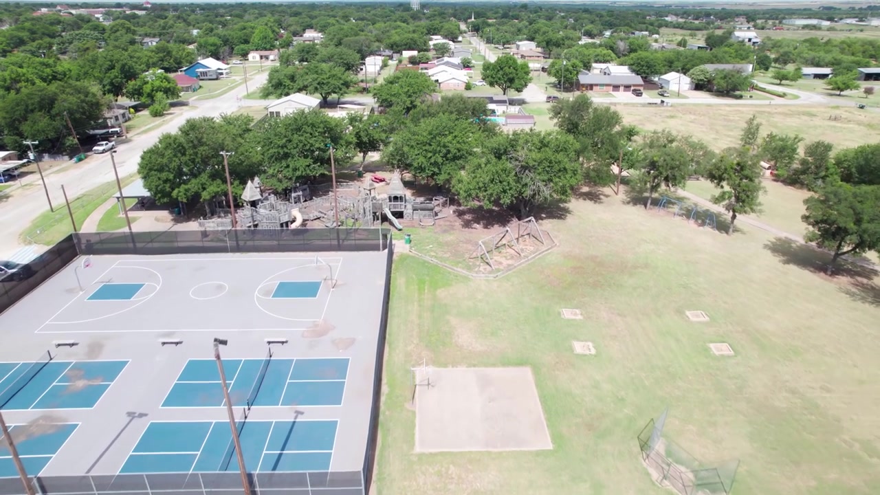 Video aereo di un parco cittadino a Henrietta, Texas. La telecamera sorvola i campi da tennis.