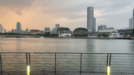 싱가포르 에스플라네이드를 향해 마리나 베이 지역을 가로지르는 전망